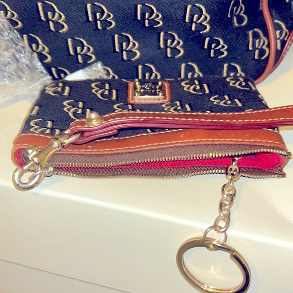 Dooney and Bourke Monogram Hand/Crossbody Bag w/ Wristlet-2 pieces EUC - Picture 5 of 14